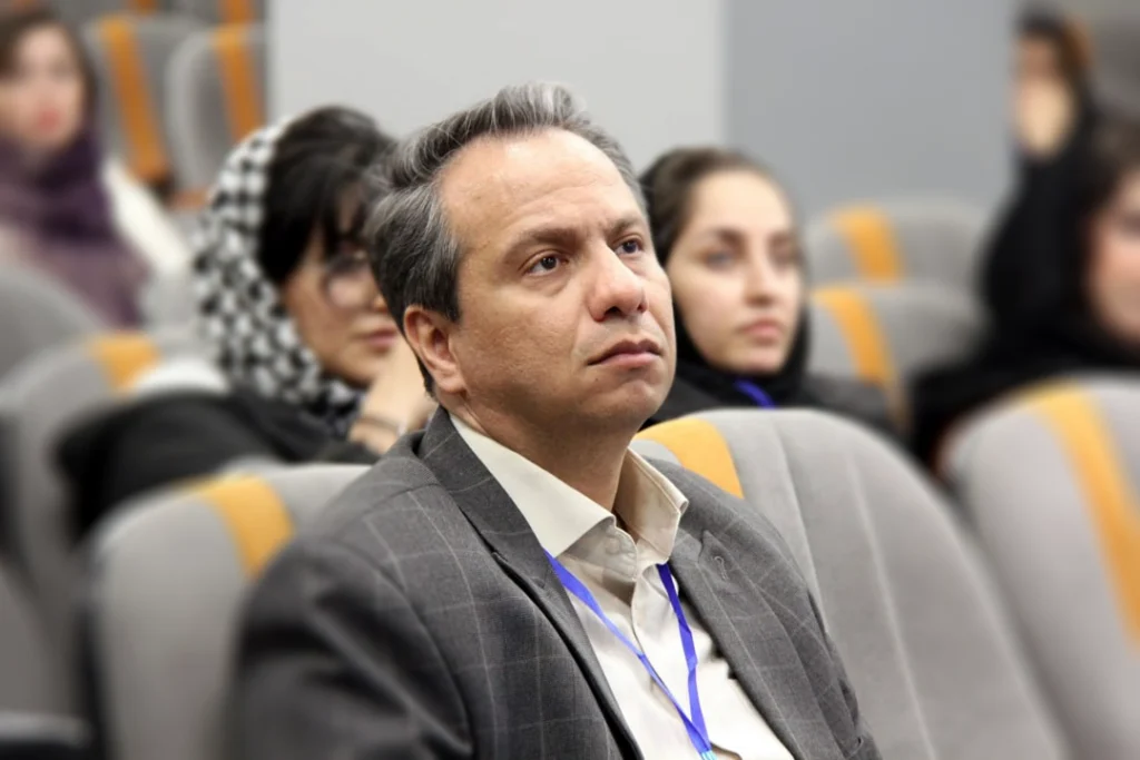 برشی از زندگی یک دانشجوی دکتری شاغل: روایتی از چالشها و فرصتها - دکتر علیرضا امیدوند دکتر علیرضا امیدوند در دومین کنفرانس راهکارهای توسعه کارآفرینی بینالملل / برشی از زندگی یک دانشجوی دکتری شاغل: روایتی از چالشها و فرصتها
