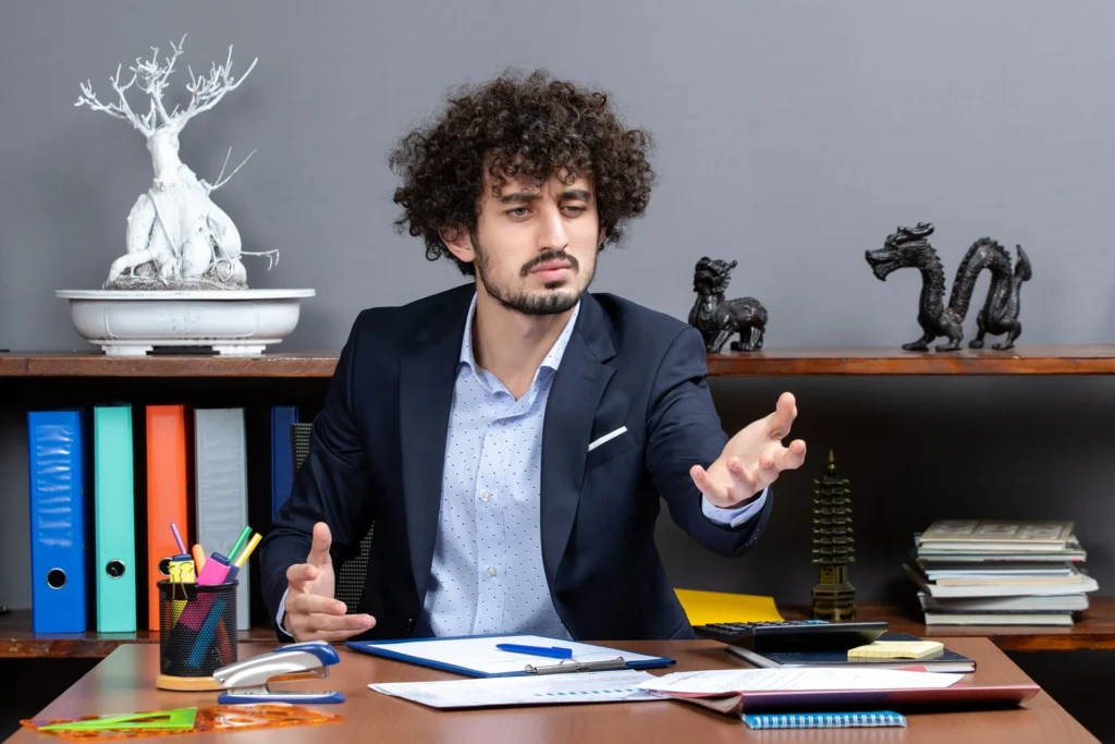 راهنمای جامع بازخورد منفی به کارکنان: 5 اشتباه رایج مدیران و نحوه اصلاح آن - دکتر علیرضا امیدوند مدیریت کارمند راهنمای جامع بازخورد منفی به کارکنان